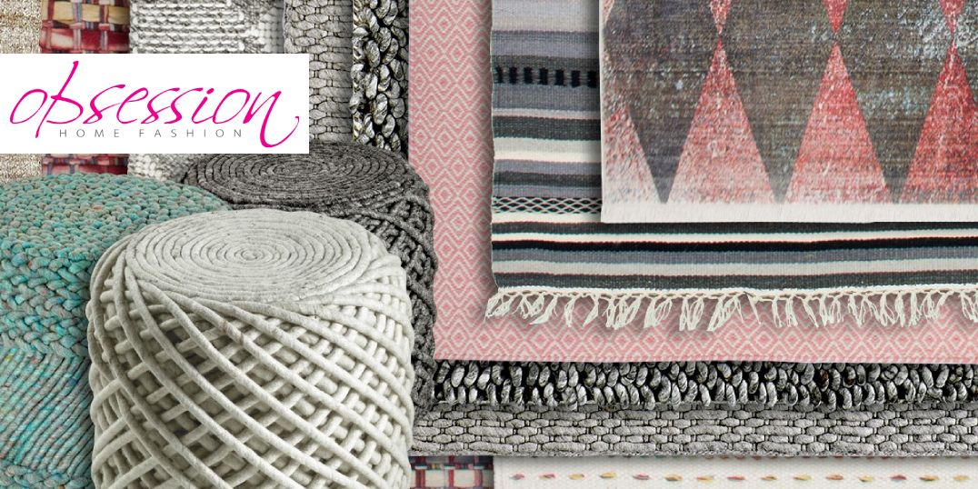 Collage aus strukturierten Teppichen und gewebten Hockern in verschiedenen Mustern.