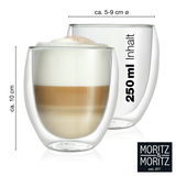 Zwei doppelwandige Gläser mit ca. 250 ml Inhalt, gefüllt mit einem geschichteten Kaffeegetränk, aus seitlicher Perspektive fotografiert.