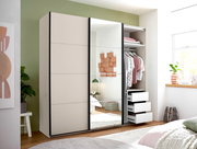 Moderner Schwebetürenschrank in Beige mit großer Spiegeltür und schwarzem Rahmen, eine Tür geöffnet mit Kleiderstange, Ablage und drei Auszügen, im Schlafzimmer aus frontaler leicht seitlicher Perspektive