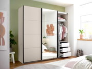 Moderner Schwebetürenschrank in Beige mit großer Spiegeltür und schwarzem Rahmen, eine Tür geöffnet mit Kleiderstange, Ablage und drei Auszügen, im Schlafzimmer aus frontaler leicht seitlicher Perspektive