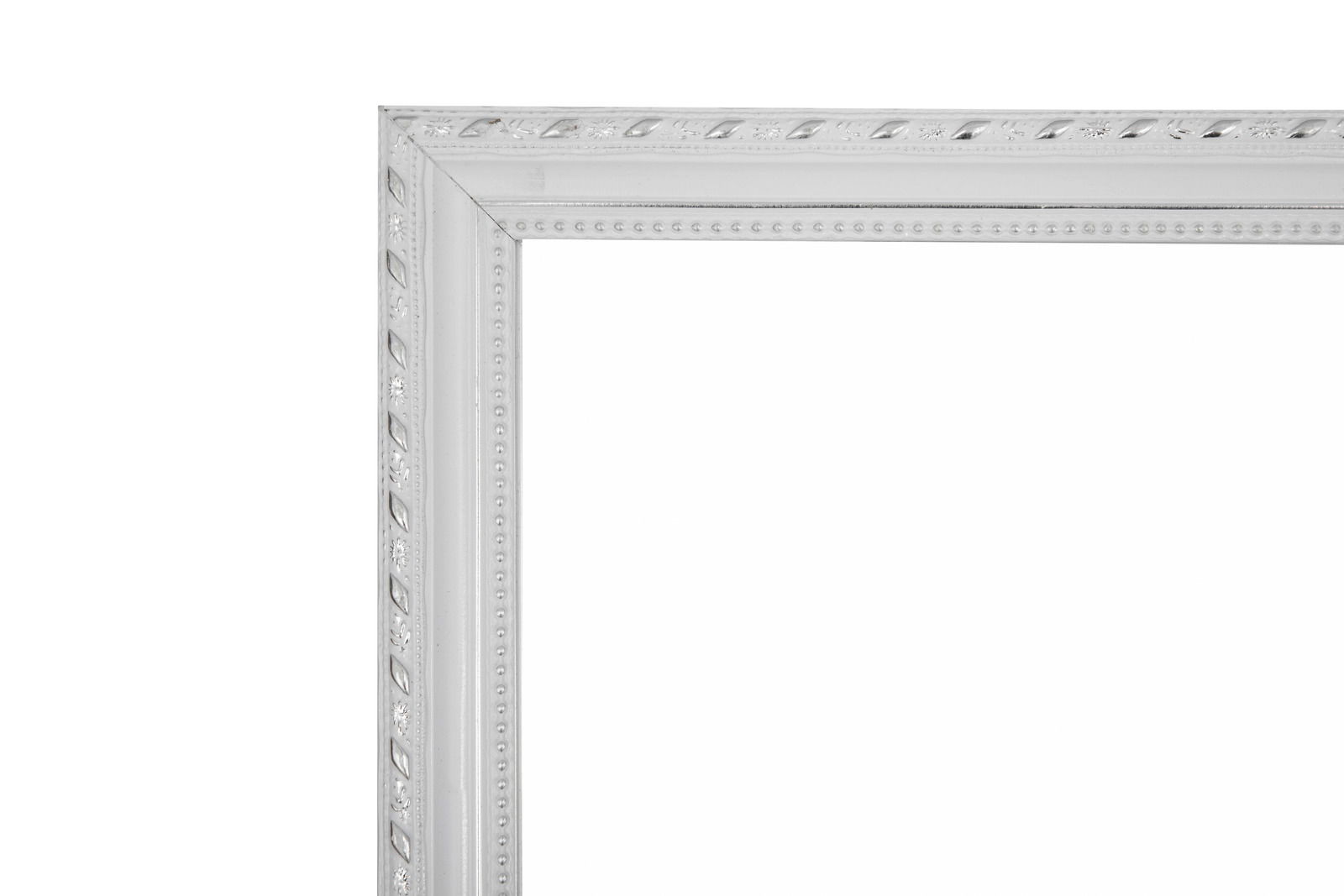 Detailansicht eines Standspiegels mit verziertem weißen Rahmen, Perspektive von der Ecke