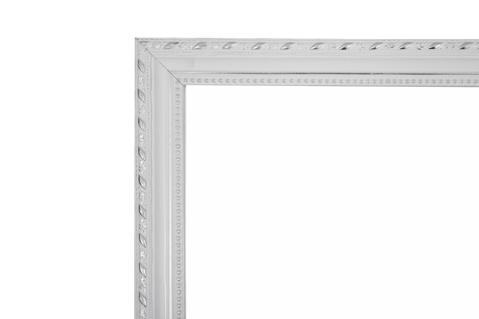 Detailansicht eines Standspiegels mit verziertem weißen Rahmen, Perspektive von der Ecke