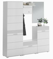 Moderne weiße Garderobenkombination mit Spiegel, Schränken und Sitzbank, frontal betrachtet.