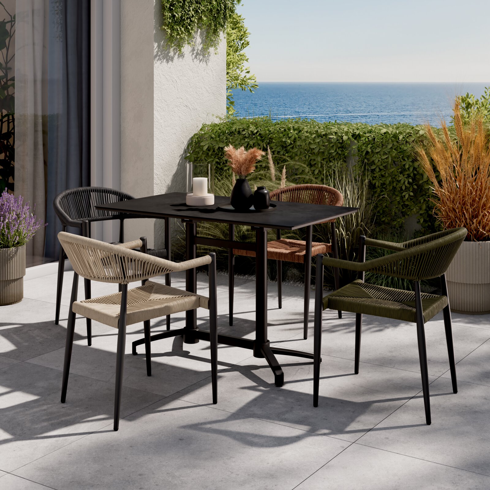 Ambia Garden Bistrotisch FLIP Moderner Bistrotisch auf einer Terrasse mit Meerblick, umgeben von stilvollen Stühlen und Pflanzen, aus seitlicher Perspektive.