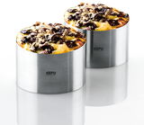 Zwei Edelstahl-Dessert- und Vorspeiseringe mit gefülltem Inhalt, aus seitlicher Perspektive fotografiert.