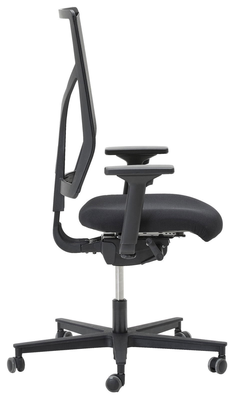 Seitenansicht eines schwarzen Drehstuhls mit verstellbaren Armlehnen und Rollen.
