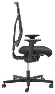 Seitenansicht eines schwarzen Drehstuhls mit verstellbaren Armlehnen und Rollen.