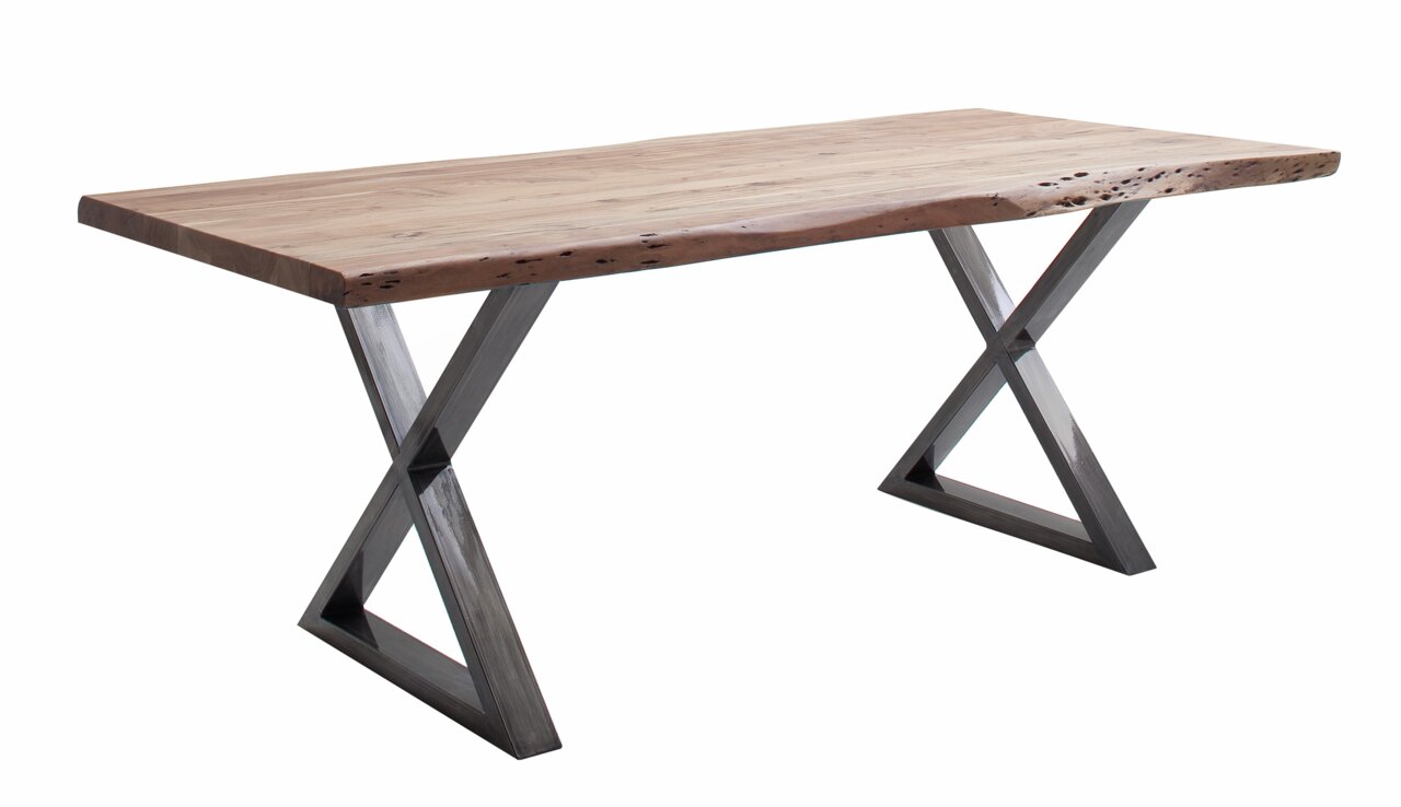 Moderner Esstisch mit Holzplatte und X-förmigen Metallbeinen, seitliche Perspektive