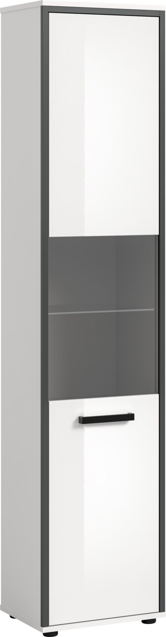 Schmaler, hoher Vitrinenschrank in Weiß mit grauem Rahmen, mittlerem Glasfach und schwarzem Griff, freigestellt auf weißem Hintergrund, Ansicht leicht von vorne/seitlich