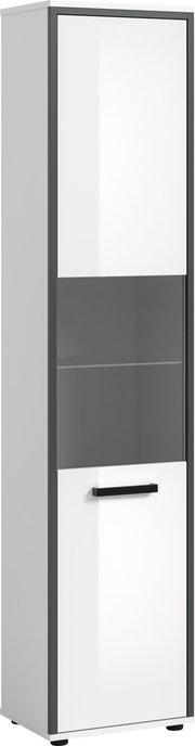 Schmaler, hoher Vitrinenschrank in Weiß mit grauem Rahmen, mittlerem Glasfach und schwarzem Griff, freigestellt auf weißem Hintergrund, Ansicht leicht von vorne/seitlich