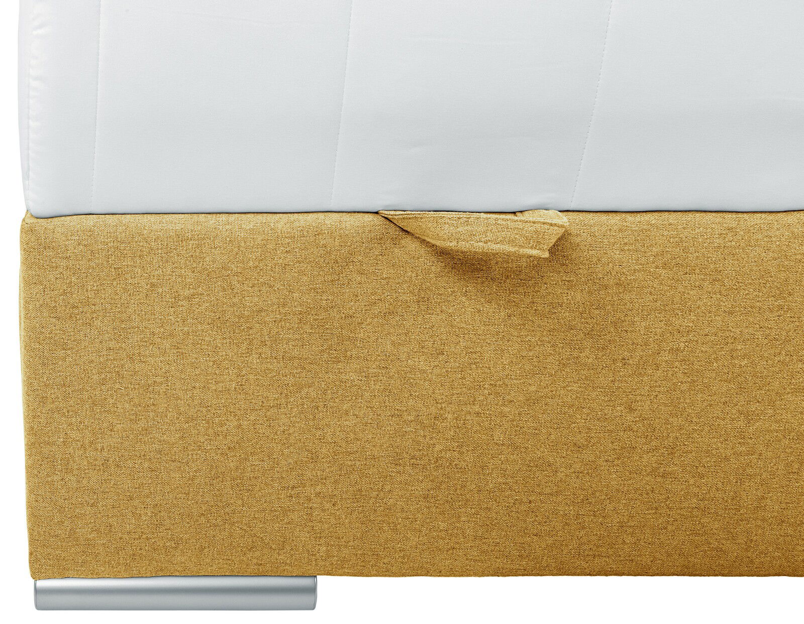 Nahaufnahme eines Boxbetts mit gelbem Stoffbezug und silbernem Fuß, seitliche Perspektive