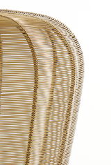 Nahaufnahme einer goldenen Hängeleuchte mit filigranem Drahtdesign, seitliche Perspektive