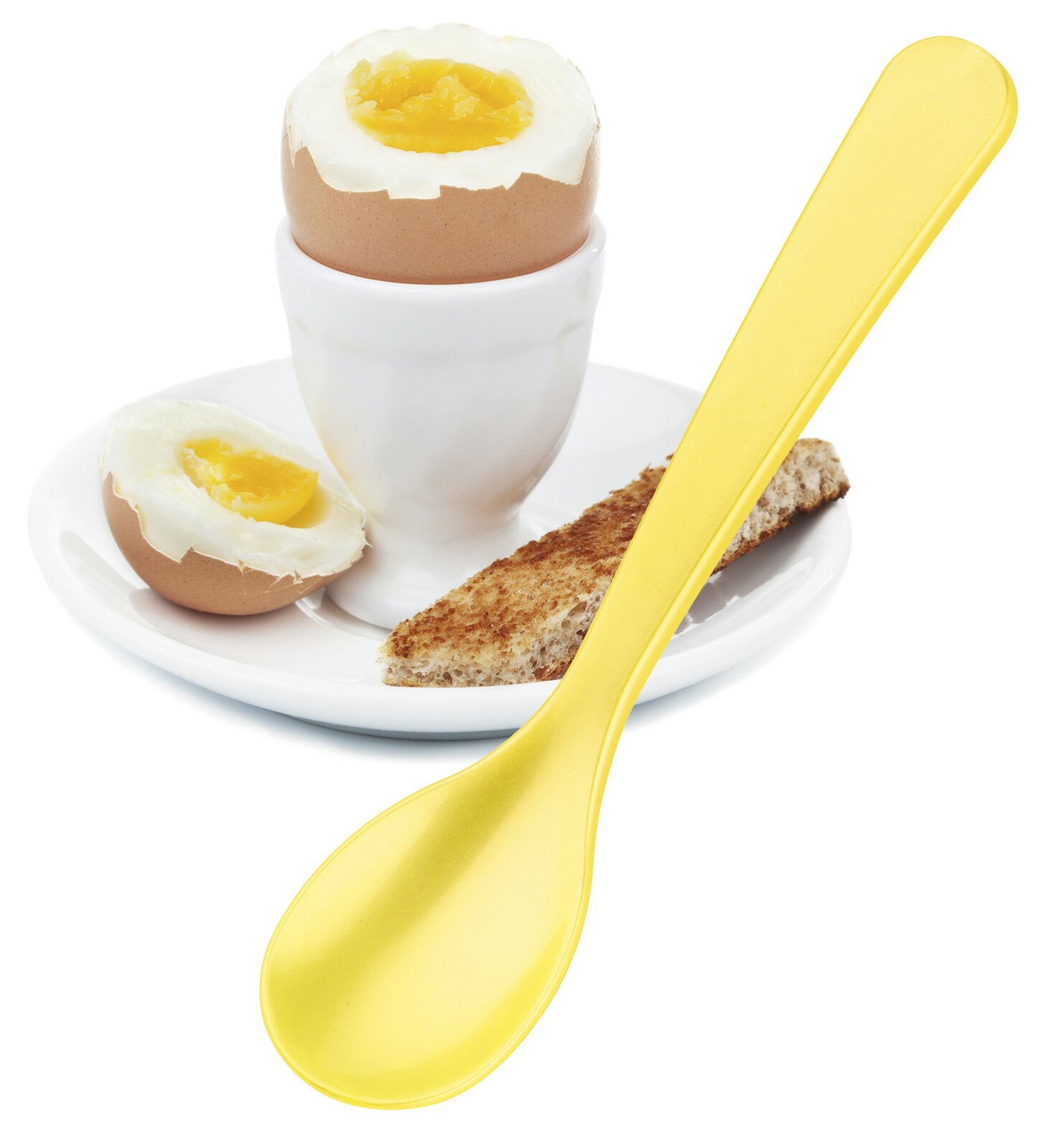 Gelber Eierlöffel in Nahaufnahme neben einem weichgekochten Ei im Eierbecher und einem Stück Toast auf einem weißen Teller.
