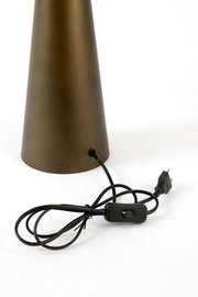 Detailansicht aus rückwärtiger Perspektive auf den konischen, bronzefarbenen Leuchtenfuß mit schwarzem Netzkabel, Schnurschalter und Eurostecker