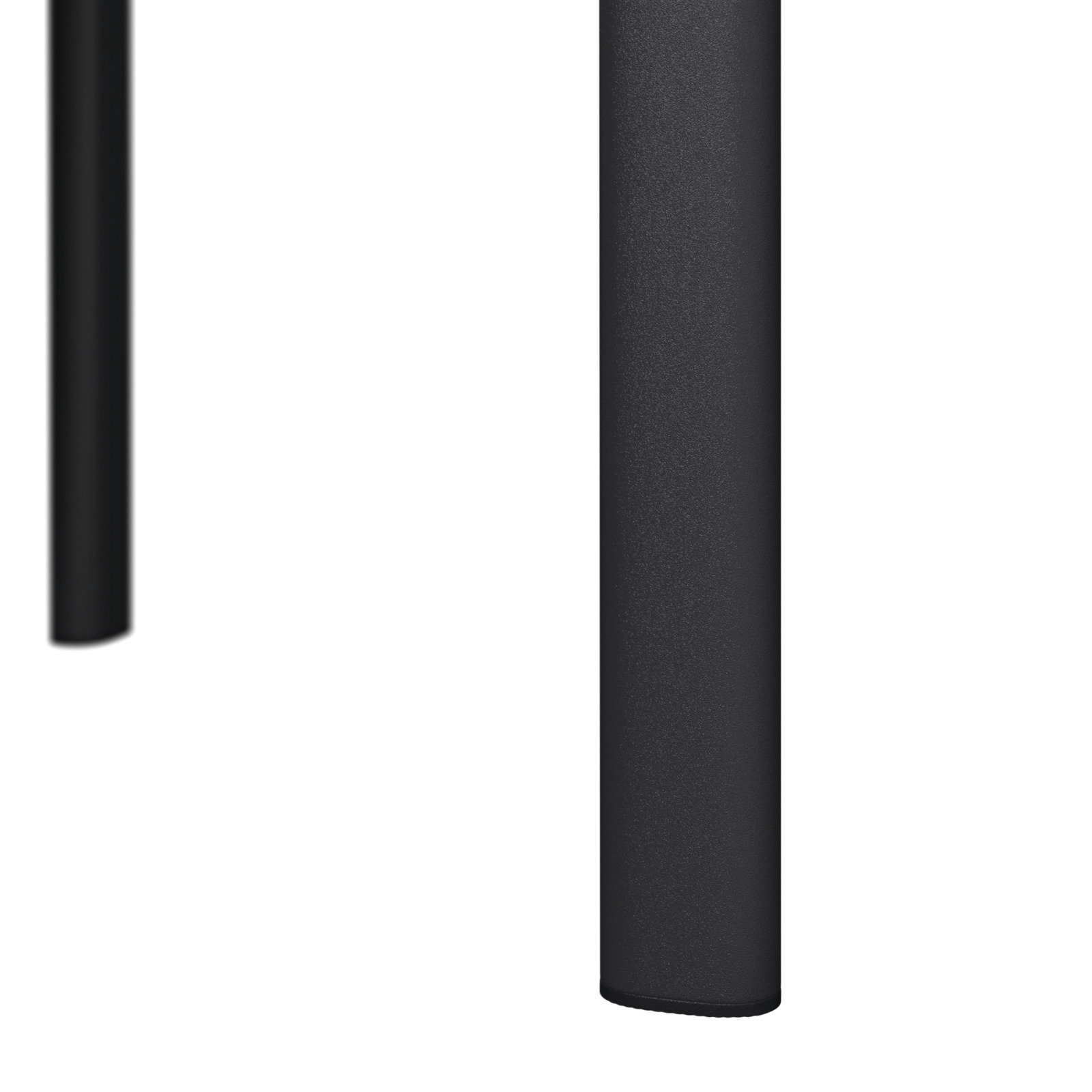 Nahaufnahme eines Tischbeins eines Gartentisches aus schwarzem Metall, seitliche Perspektive