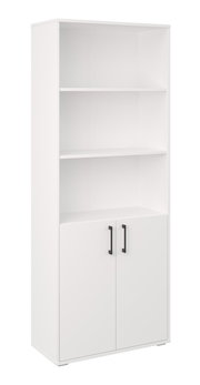 Witte hoge kast met twee open planken en een onderkast met twee deuren en zwarte handgrepen, van voren gefotografeerd in een licht schuin perspectief.