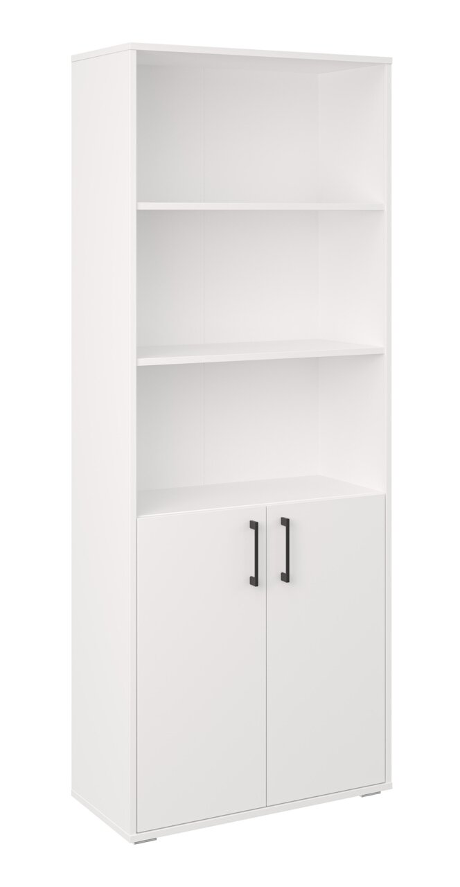 Witte hoge kast met twee open planken en een onderkast met twee deuren en zwarte handgrepen, van voren gefotografeerd in een licht schuin perspectief.