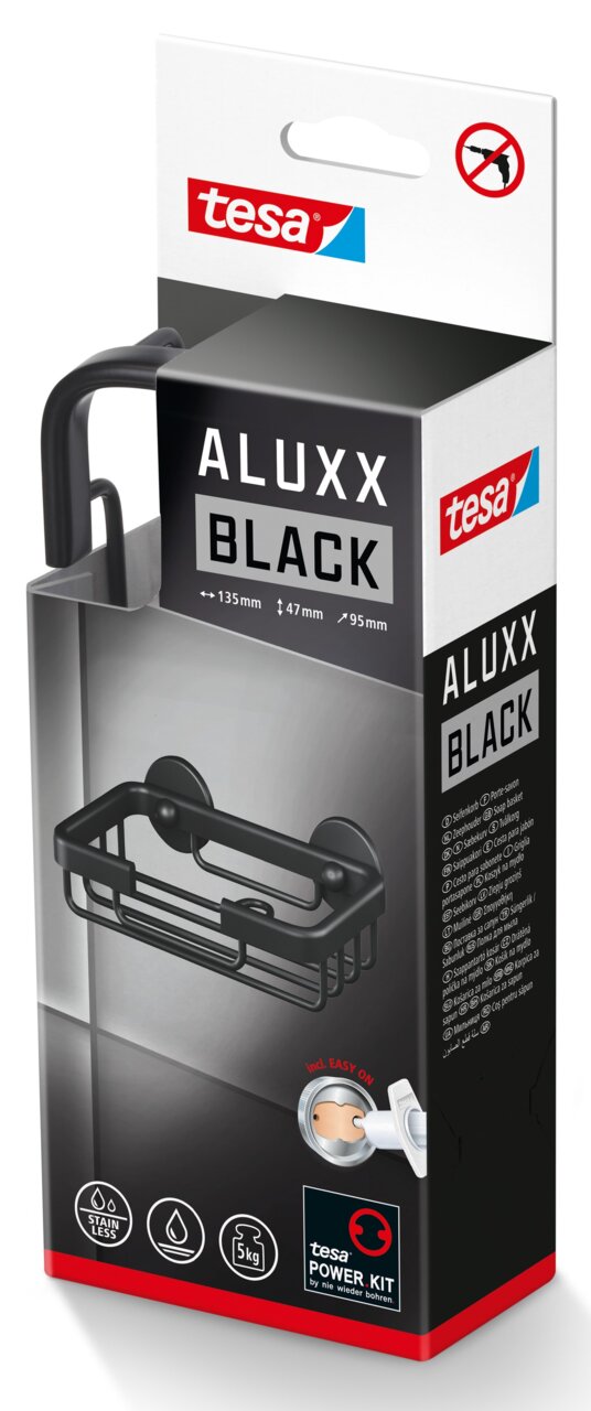 Verpakking van de tesa ALUXX Black zeepbakje, vooraanzicht, met afbeelding van het product en de afmetingen 135 mm x 47 mm x 95 mm.
