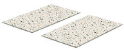 Zwei rechteckige Herdabdeck- und Schneideplatten mit Terrazzo-Muster, aus schräger Vogelperspektive.