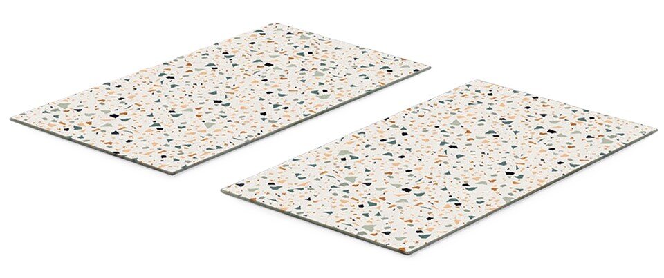 Zeller Present Herdabdeck-/Schneideplatten-Set Zwei rechteckige Herdabdeck- und Schneideplatten mit Terrazzo-Muster, aus schräger Vogelperspektive.