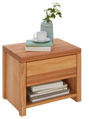 Nachtkästchen aus Holz mit einer Schublade und einem offenen Fach, darauf eine Vase mit Blumen, Bücher und eine Tasse, Perspektive von vorne leicht seitlich