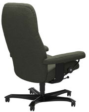 Rückansicht eines grünen Chefsessels mit schwarzem Fußkreuz und Rollen