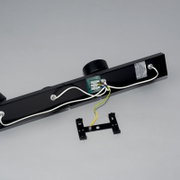 Schwarze lineare Deckenleuchte/LED-Lichtleiste mit sichtbarer Anschlussklemme, Kabeln und Montagebügel, Ansicht von unten/ Rückseite in leichter Schrägperspektive