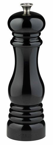 Schwarze glänzende Pfeffermühle in Frontalansicht