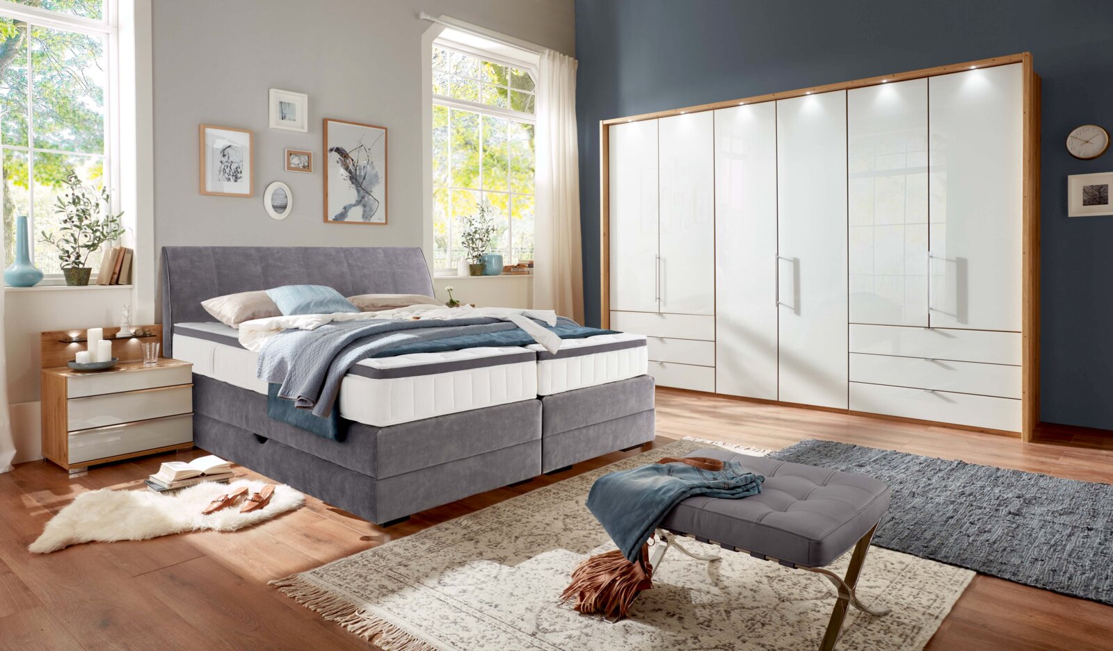 Gemütliches Boxspringbett in einem modernen Schlafzimmer, seitliche Perspektive