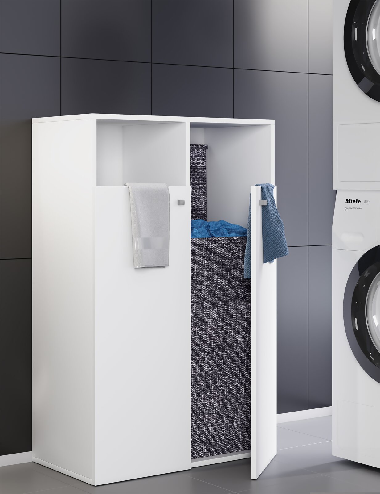 Weißer Wäscheschrank/Wäschekipper mit zwei Frontklappen und Textil-Wäschesack, in moderner Waschküche neben Waschmaschine, Perspektive: leicht schräg von vorne
