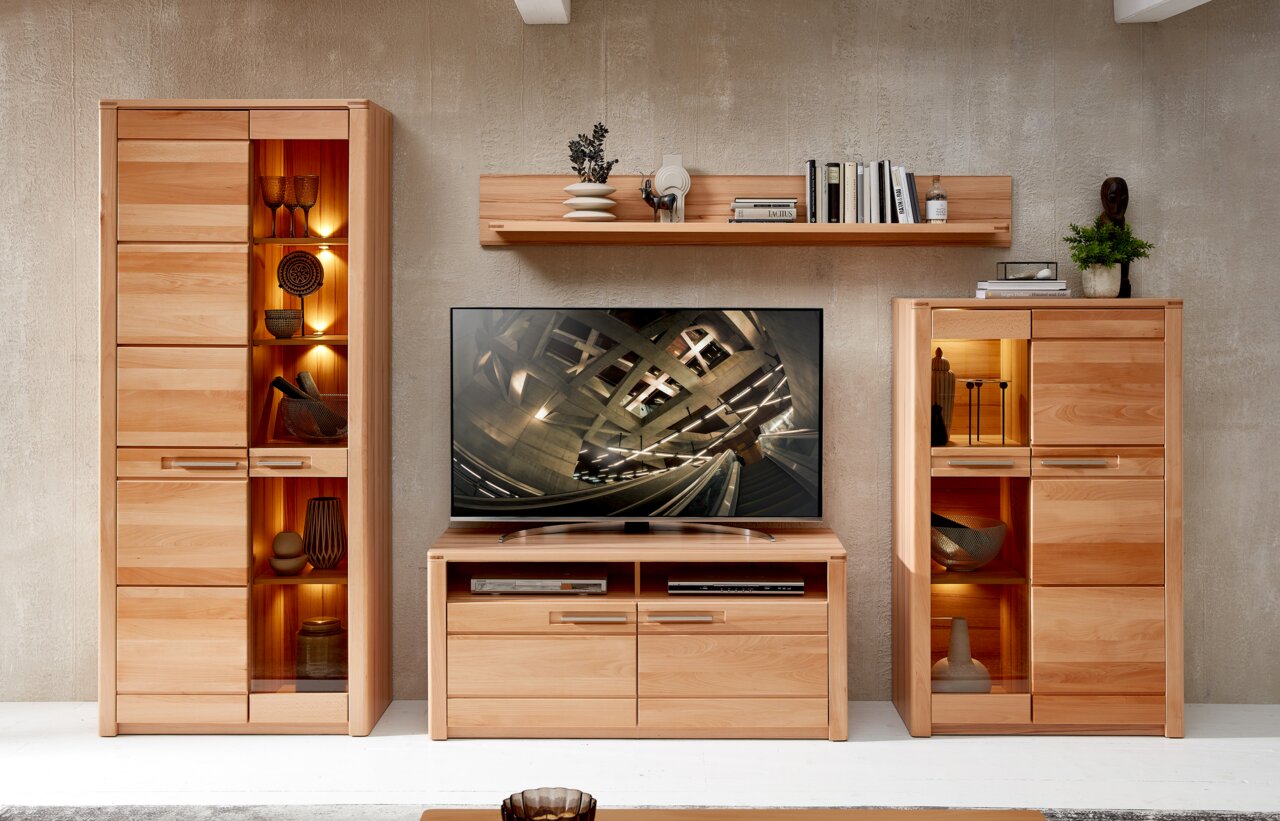 Z2 Vitrine klein NATURE ONE Moderne Wohnzimmermöbel aus Holz, bestehend aus einer kleinen Vitrine, einem TV-Schrank und einem Regal, frontal betrachtet.