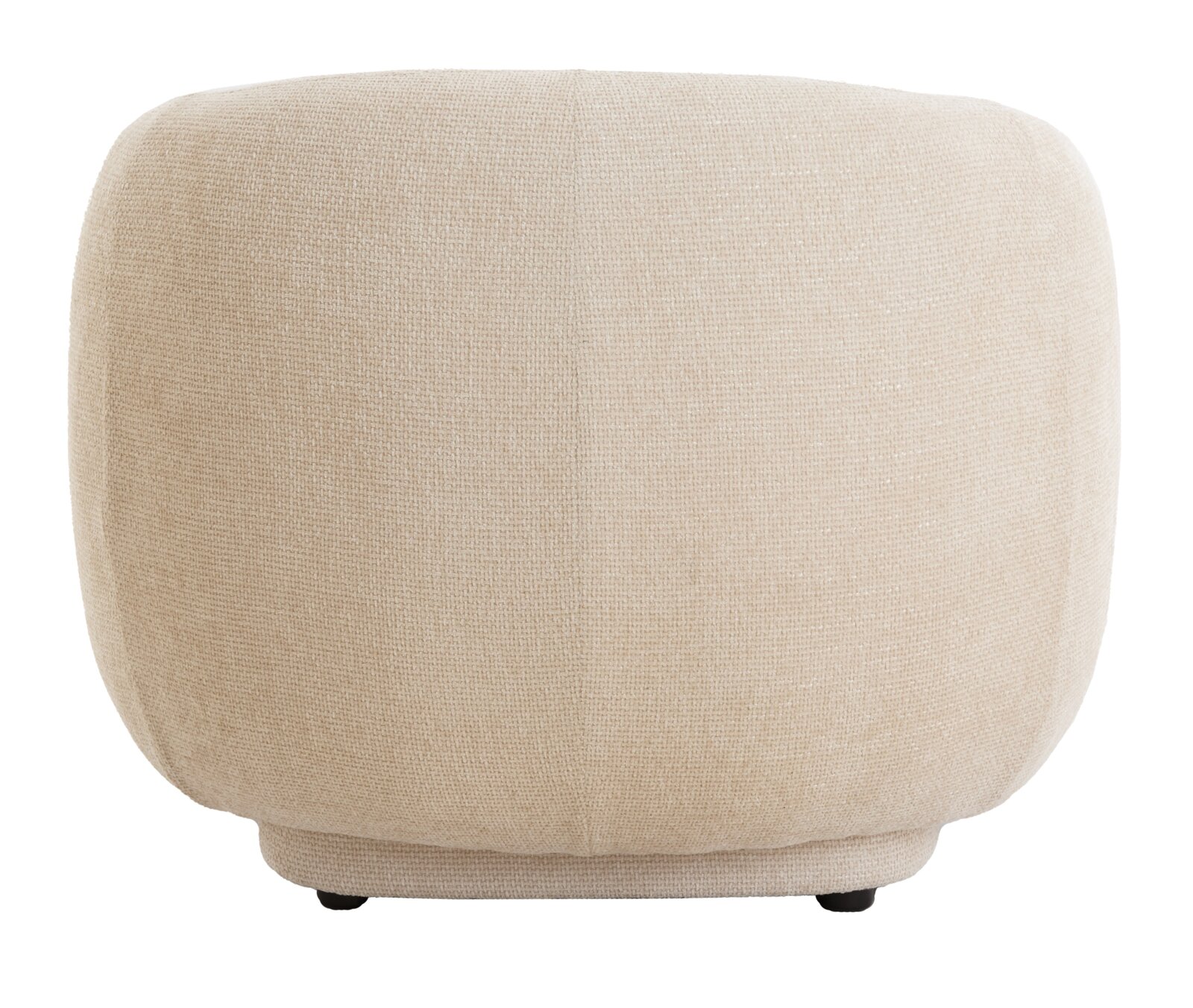 Achterkant van een beige, gestoffeerde stoel met afgeronde hoeken.