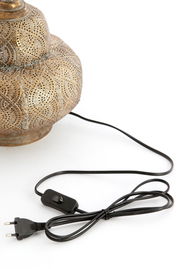 Nahaufnahme eines kunstvoll verzierten Lampenfußes mit orientalischem Muster, seitliche Perspektive, mit schwarzem Kabel und Schalter.