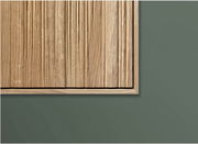Detailansicht eines Highboards mit vertikaler Holzmaserung und grünem Hintergrund