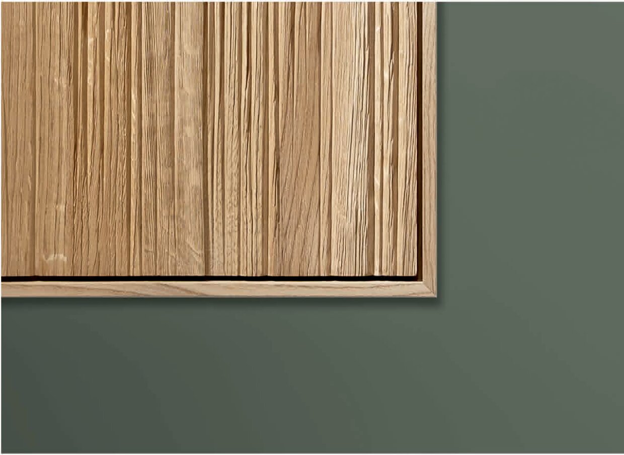 Detailansicht eines Highboards mit vertikaler Holzmaserung und grünem Hintergrund