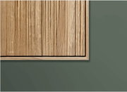 Detailansicht eines Highboards mit vertikaler Holzmaserung und grünem Hintergrund