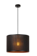 Moderne Pendelleuchte mit schwarzem, zylindrischem Schirm aus geflochtenem Material, von unten beleuchtet, seitliche Perspektive.