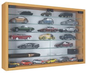 Wandvitrine aus hellem Holz mit Glasfront und mehreren Glasböden, gefüllt mit Modellautos; frontale Ansicht mit leichter Perspektive von links.