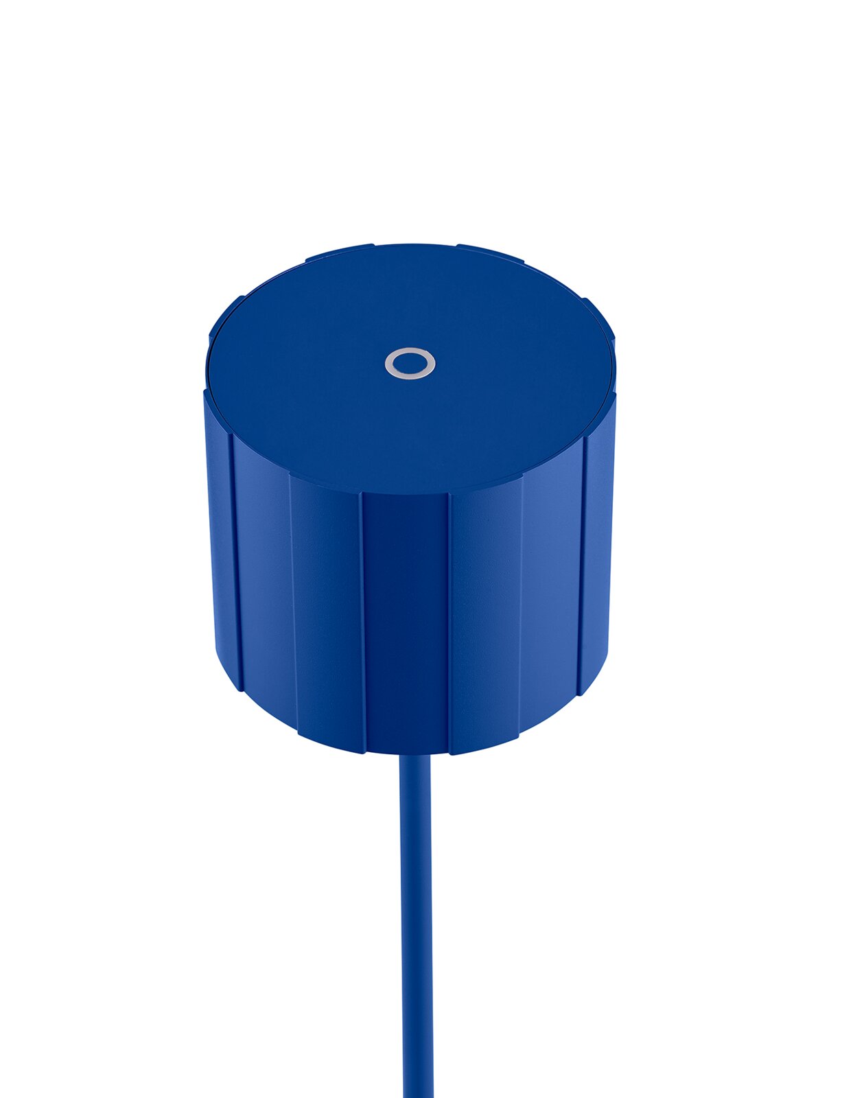 Blauwe accu-tafellamp gezien vanuit vogelperspectief, met een ronde, geribbelde lampenkap en een knop in het midden.
