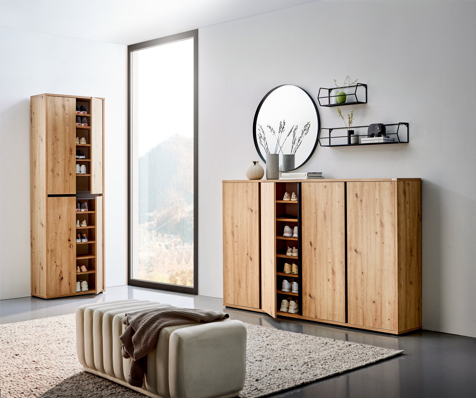 Moderner Schuhschrank aus Holz in einem hellen Raum, frontal betrachtet, mit dekorativen Elementen und Schuhen sichtbar.