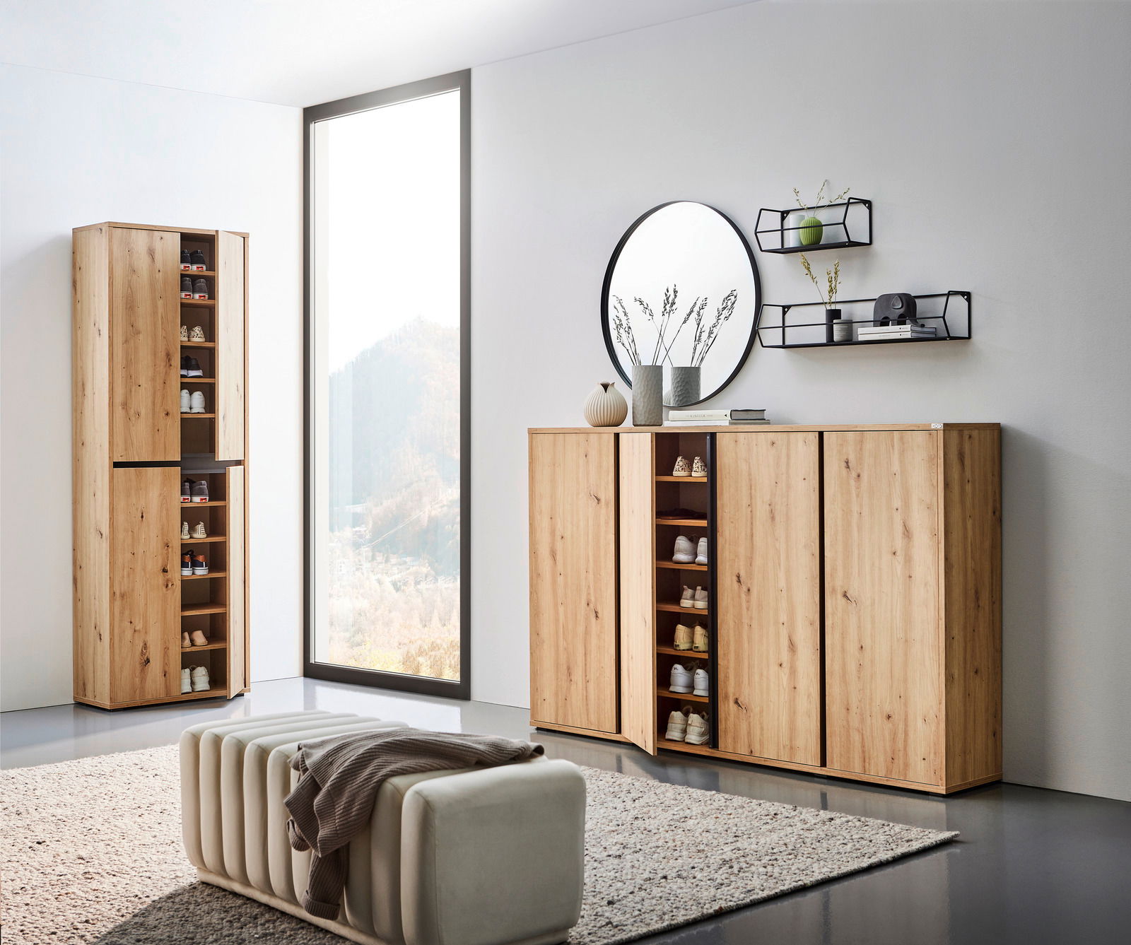 Moderner Schuhschrank aus Holz in einem hellen Raum, frontal betrachtet, mit dekorativen Elementen und Schuhen sichtbar.