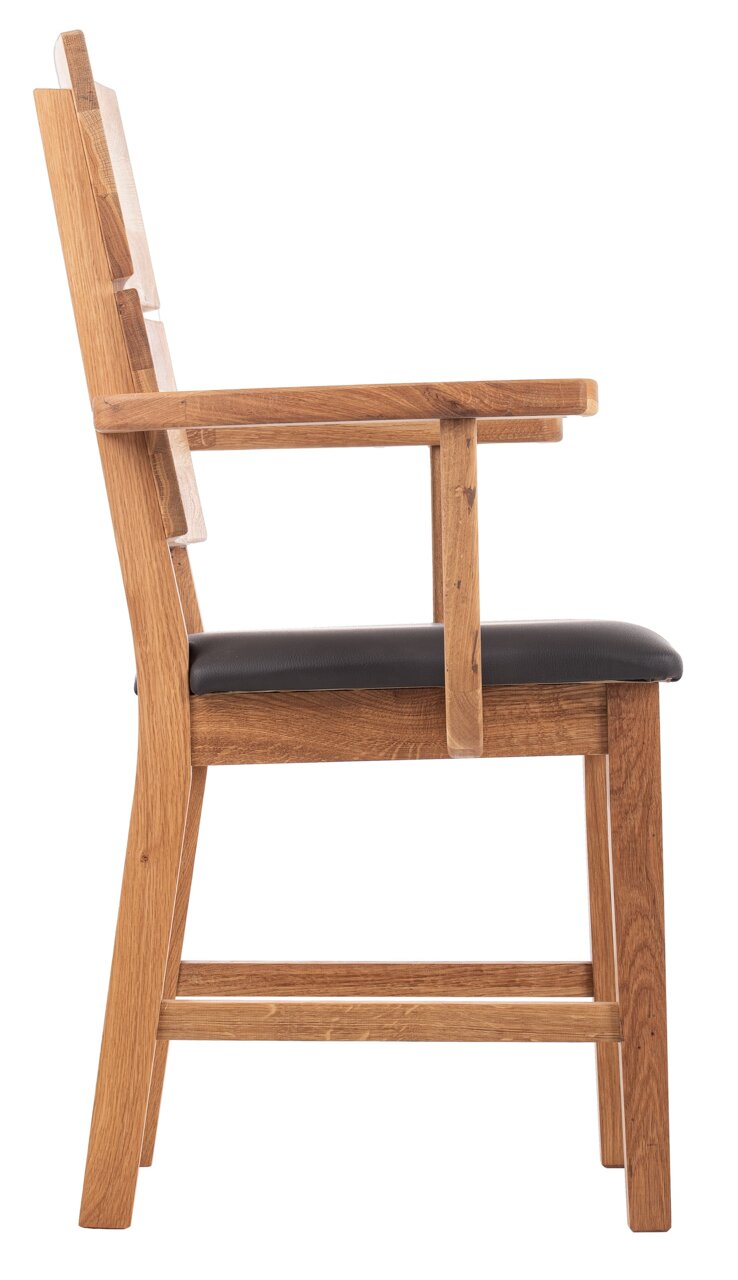 Zijaanzicht van een houten fauteuil met zwarte zitbekleding
