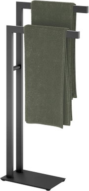 Freistehender Handtuchhalter aus schwarzem Metall mit zwei Stangen, daran olivgrüne Handtücher, Ansicht schräg von vorn