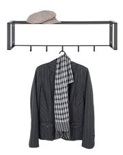 Hängende Garderobe aus Metall mit Hutablage, frontal fotografiert. Darunter hängt ein Sakko mit Schal.