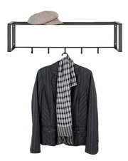 Hängende Garderobe aus Metall mit Hutablage, frontal fotografiert. Darunter hängt ein Sakko mit Schal.