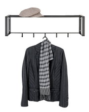 Hängende Garderobe aus Metall mit Hutablage, frontal fotografiert. Darunter hängt ein Sakko mit Schal.