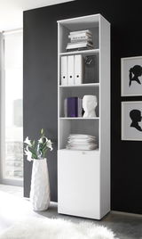 Weißes hohes Regal mit mehreren Fächern, gefüllt mit Büchern, Ordnern und Dekorationen, seitliche Perspektive.