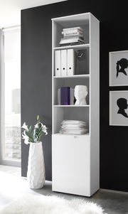 Weißes hohes Regal mit mehreren Fächern, gefüllt mit Büchern, Ordnern und Dekorationen, seitliche Perspektive.