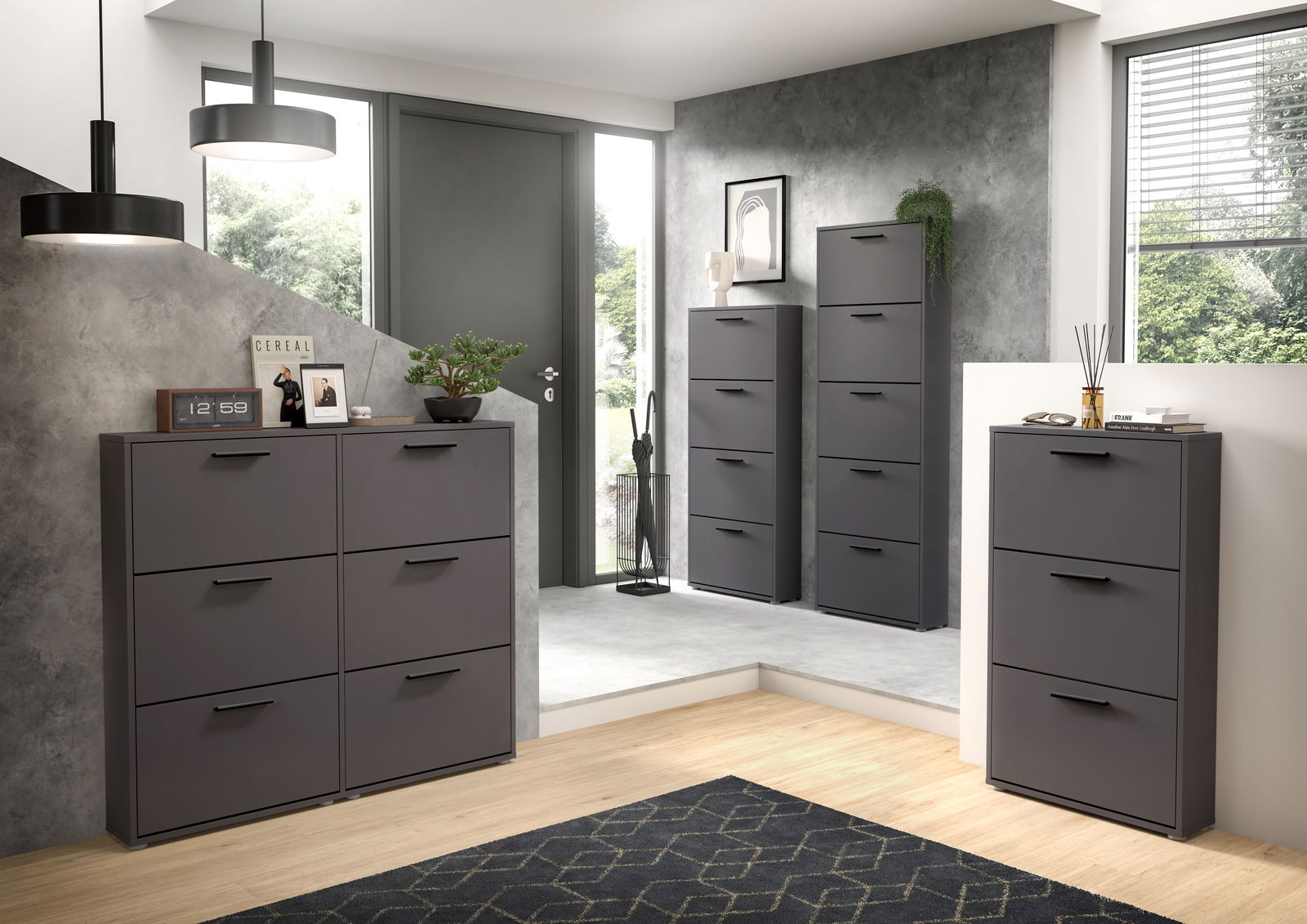 Moderner Schuhkipper in Anthrazit mit drei Klappen, in einem stilvollen Eingangsbereich mit Blick auf die Vorderseite.