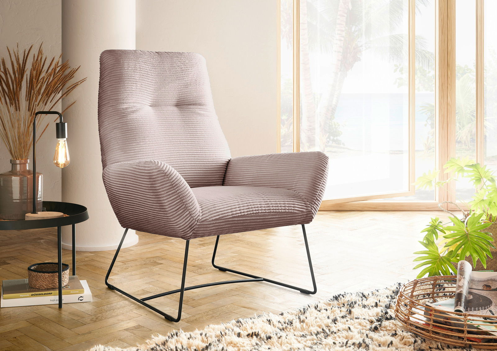 Lounge Handmade Sessel LH-BEN Moderner Sessel mit geripptem Stoffbezug in einem hellen Raum, seitliche Perspektive